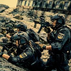 特警队 - qrZpDmVyx24W2M1I5Oqni7FjPu9.jpg